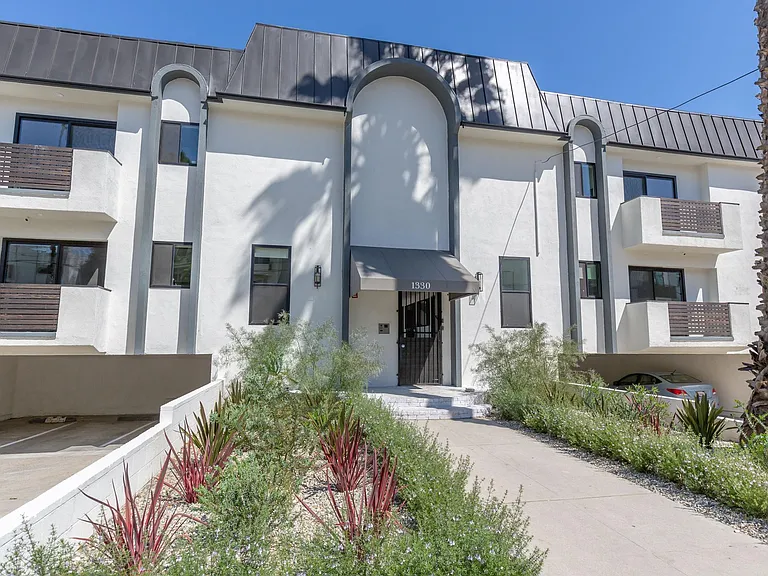 1330 N Martel Ave — Photo 10