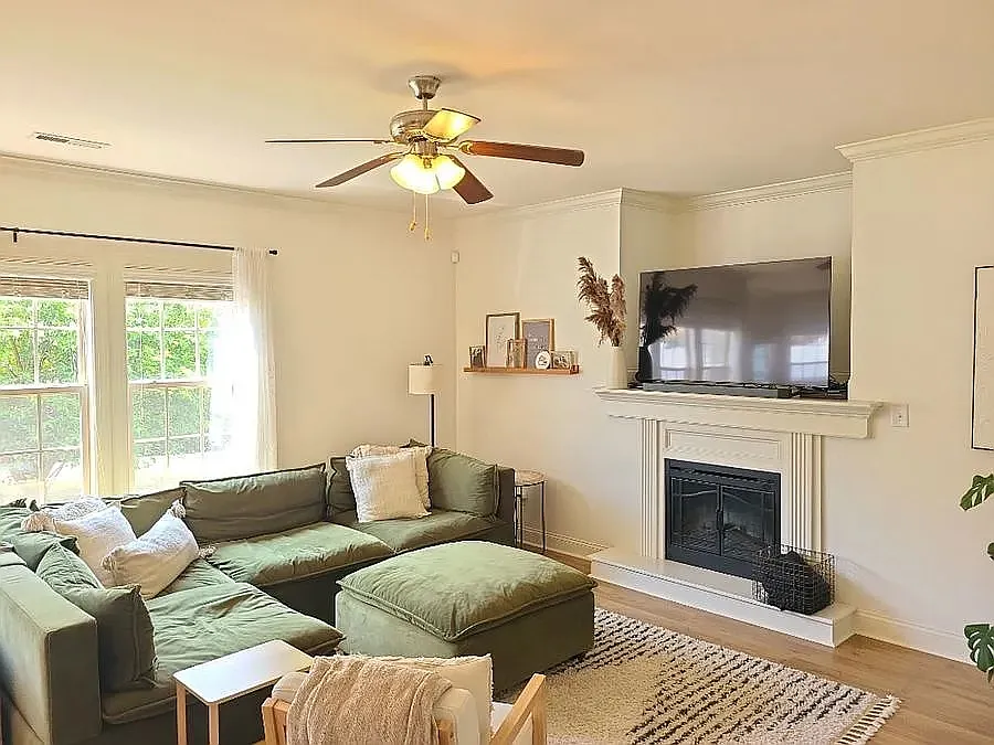 4 bed, 2.5 bath, 1972 sqft, $2,250 — Photo 3