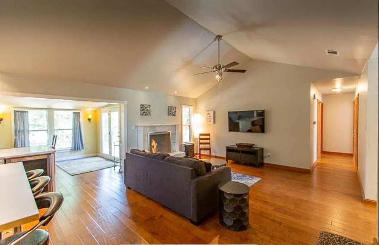 3 bed, 2.0 bath, 1798 sqft, $3,300 — Photo 4