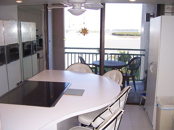 Kitchen-Note balcony & Island in background
