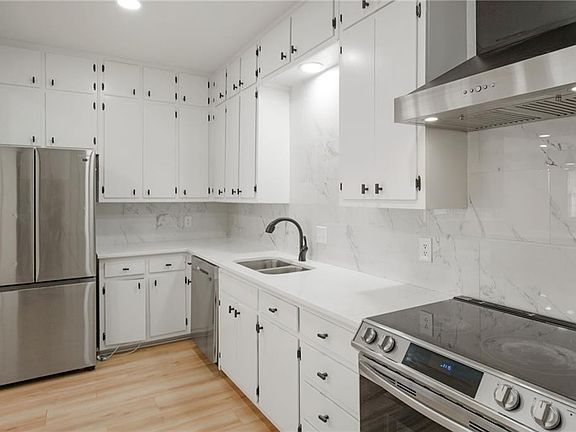 5th image of 3649 Peachtree Rd NE APT 305