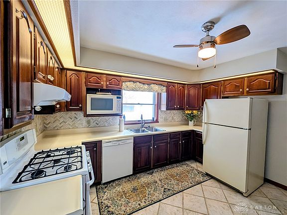5th image of 12 Parkdale Dr