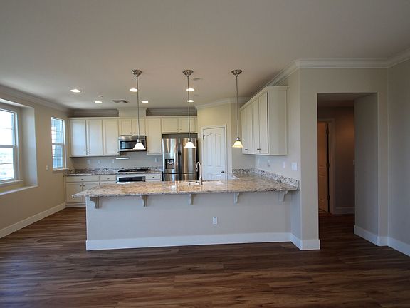 4th image of 524 Jade St