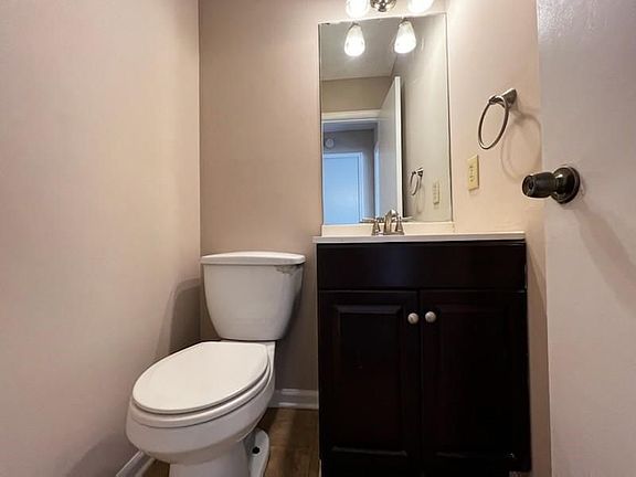 4th image of 136 Woodberry Ct