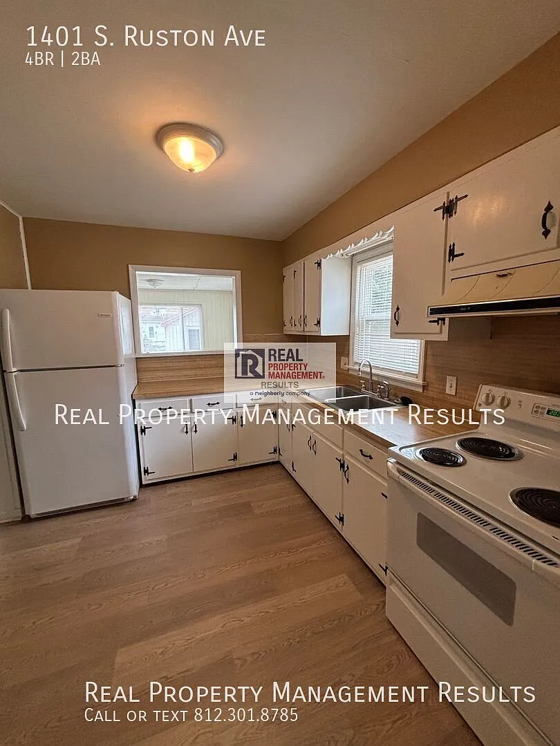 Bright 4 Bedroom Home with Bonus Room & Fenced Backyard — Photo 4