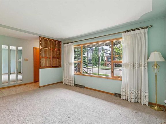 4th image of 47 N Montrose Cres NE