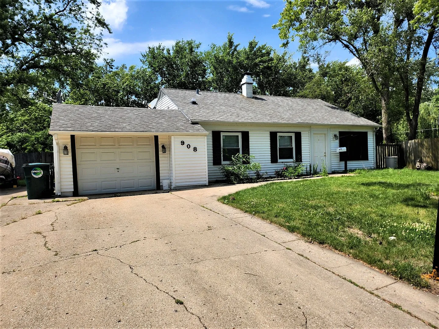 908 S Park Blvd photo 1