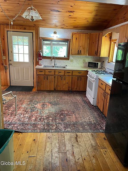 3rd image of 633 Ralph Road