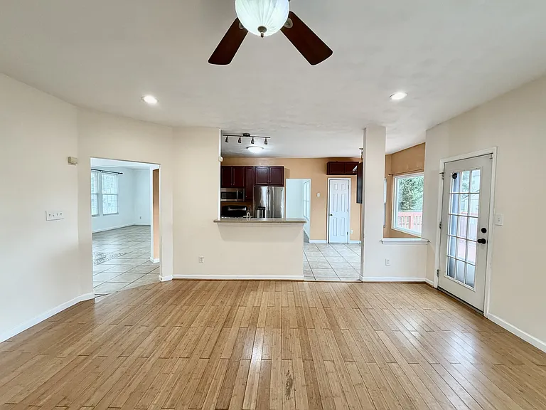 221 Dunn St — Photo 8