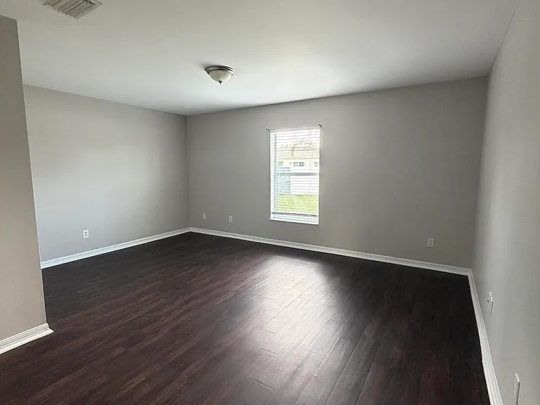 581 NW Goldcoast Ave — Photo 9