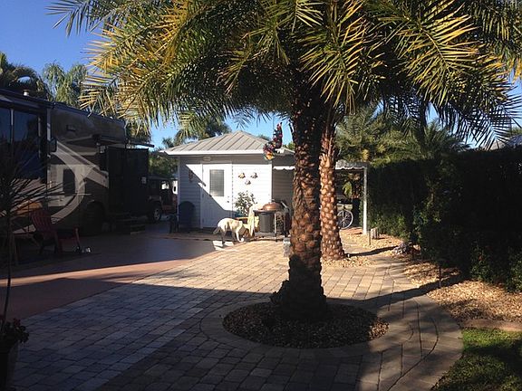 Extra large lot with pavers