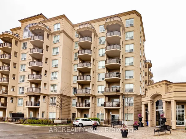 8 Maison Parc Ct #313, Vaughan, ON L4J 9K5