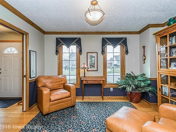 3rd image of 410 W Orchard Ave