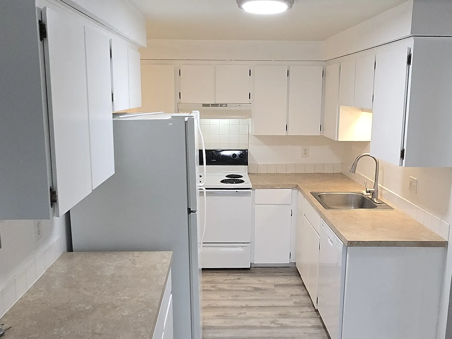 2 bed, 1000 sqft, $1,575 — Photo 4
