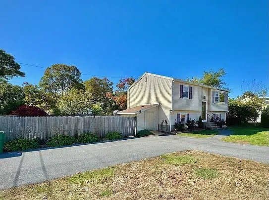 3 bed, 1.0 bath, 1728 sqft, $3,400 — Photo 2