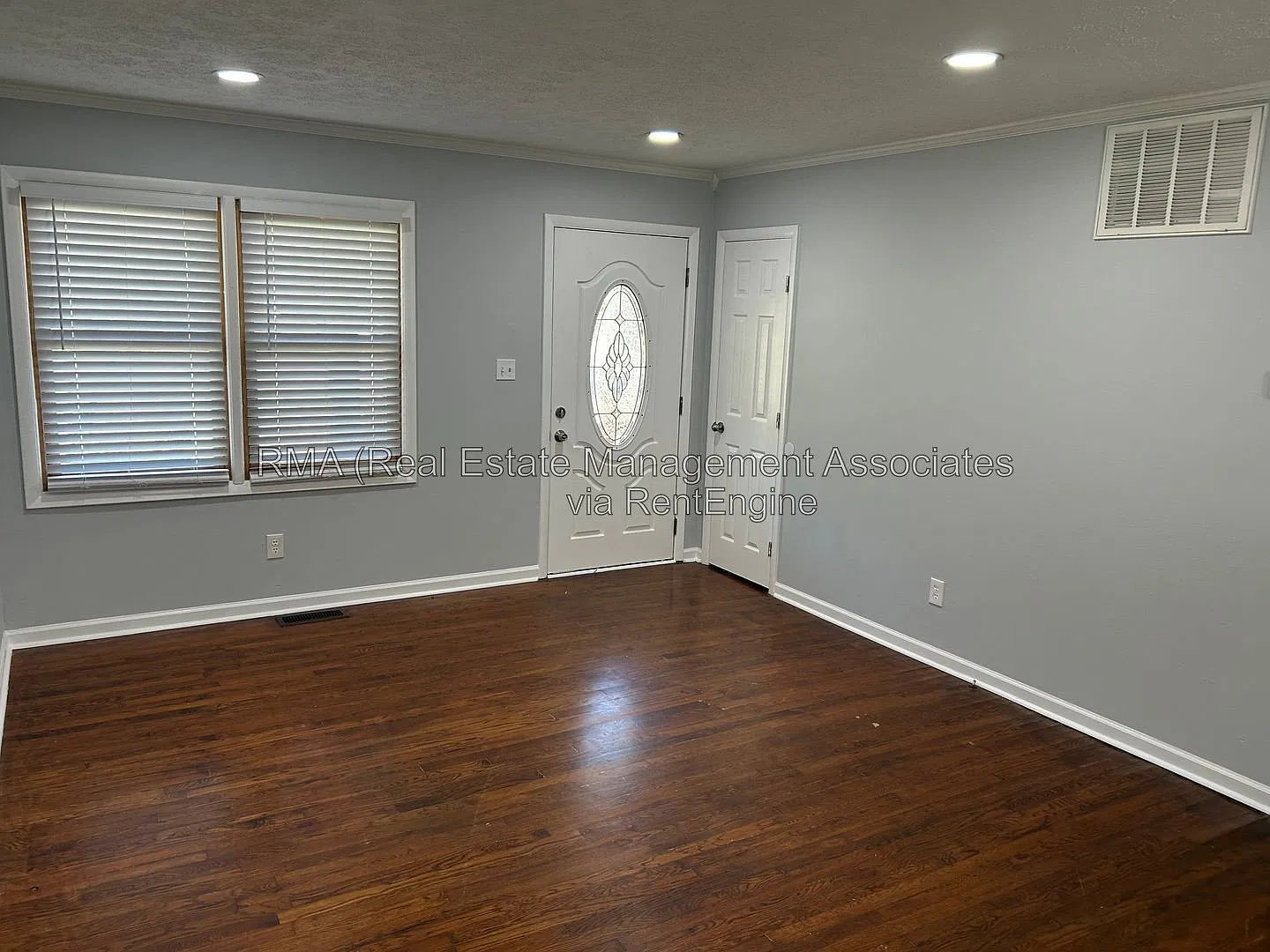 3 bed, 1.0 bath, 1219 sqft, $1,700 — Photo 2