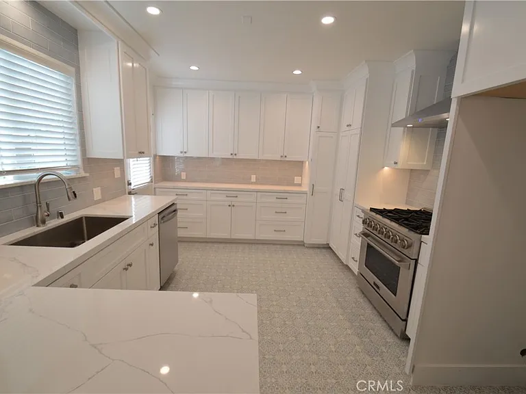 1443 N Evergreen St — Photo 4