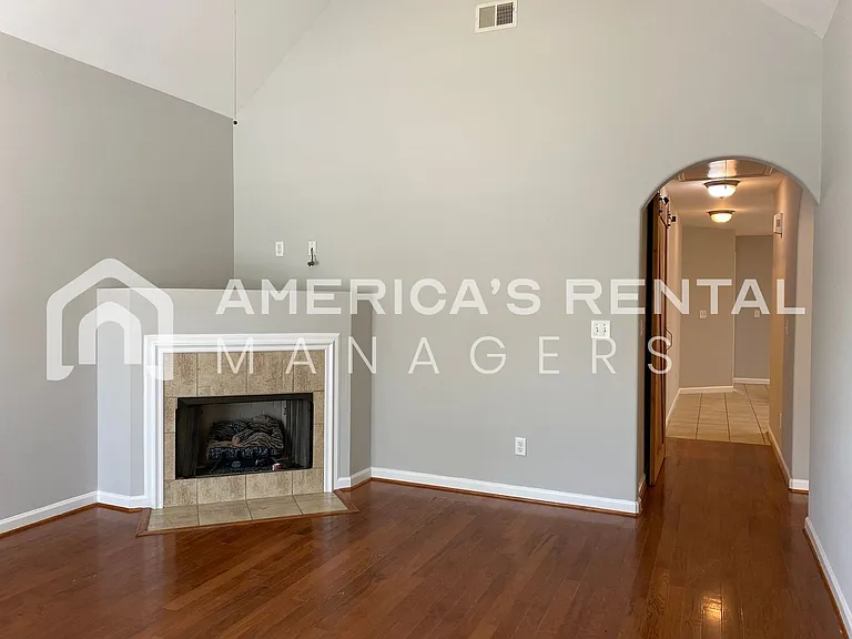 2819 Southwood Ln — Photo 2