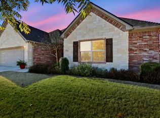 906 Chestnut Grove Dr, Cleburne, TX 76033