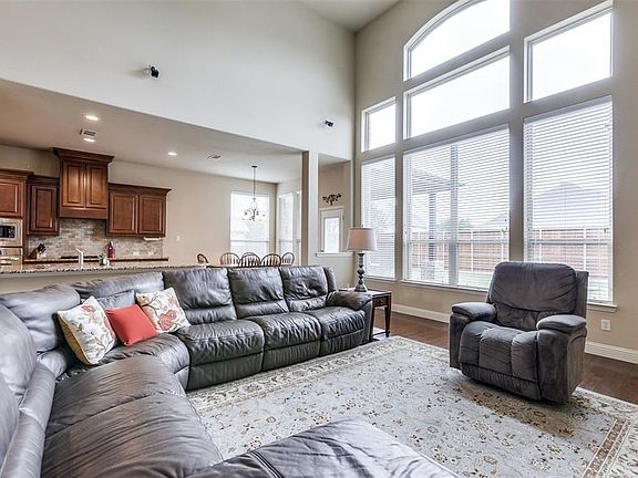 3rd image of 517 Wildwood Dr