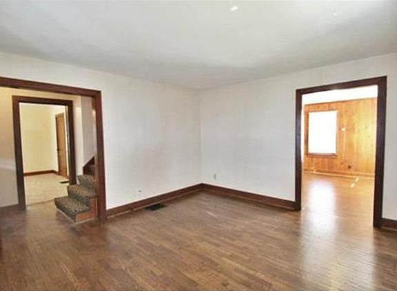 3rd image of 220 E Golden Cir