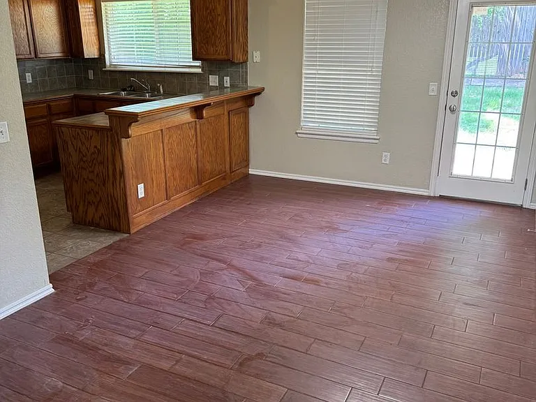 1629 Creekside Ln — Photo 3