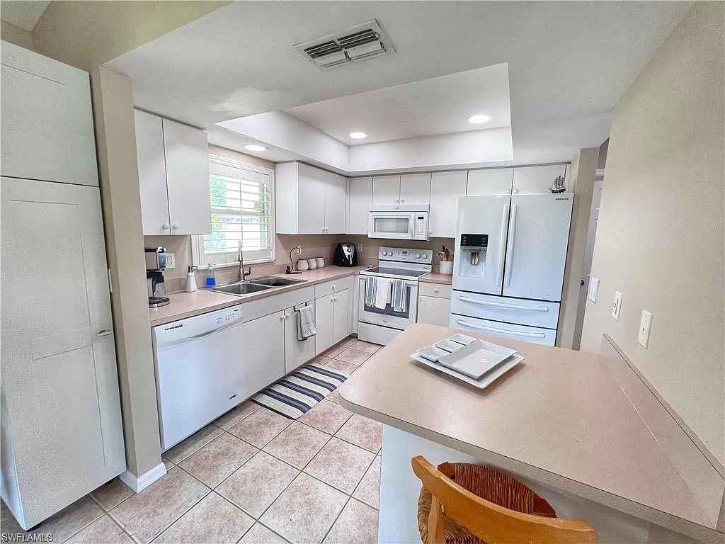3 bed, 2.0 bath, 1212 sqft, $2,500 — Photo 4