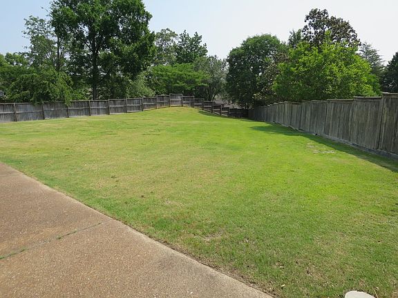 5th image of 136 Fox Glade Ln