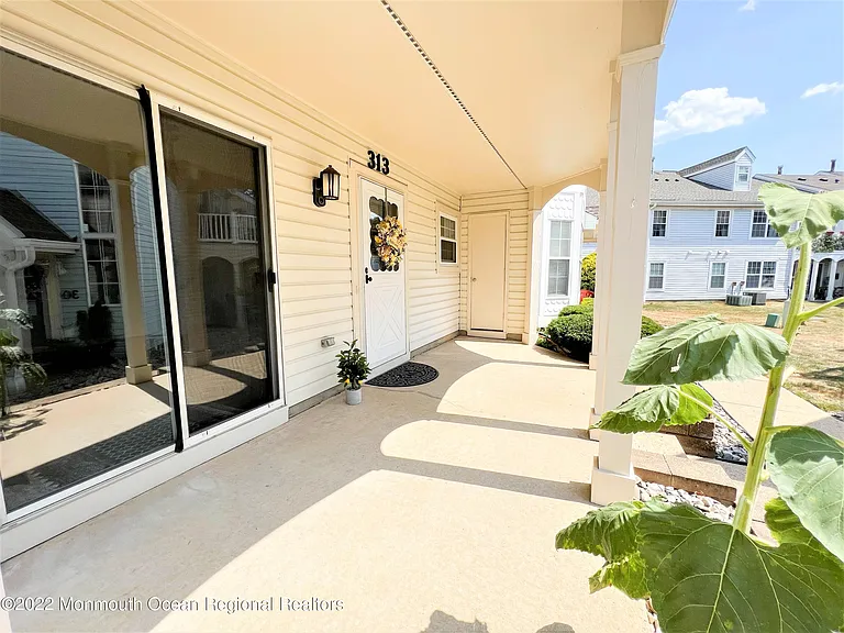 313 Tulip Ln — Photo 4