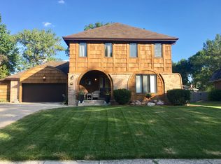 1077 Belle Mar Dr, West Des Moines, IA 50266