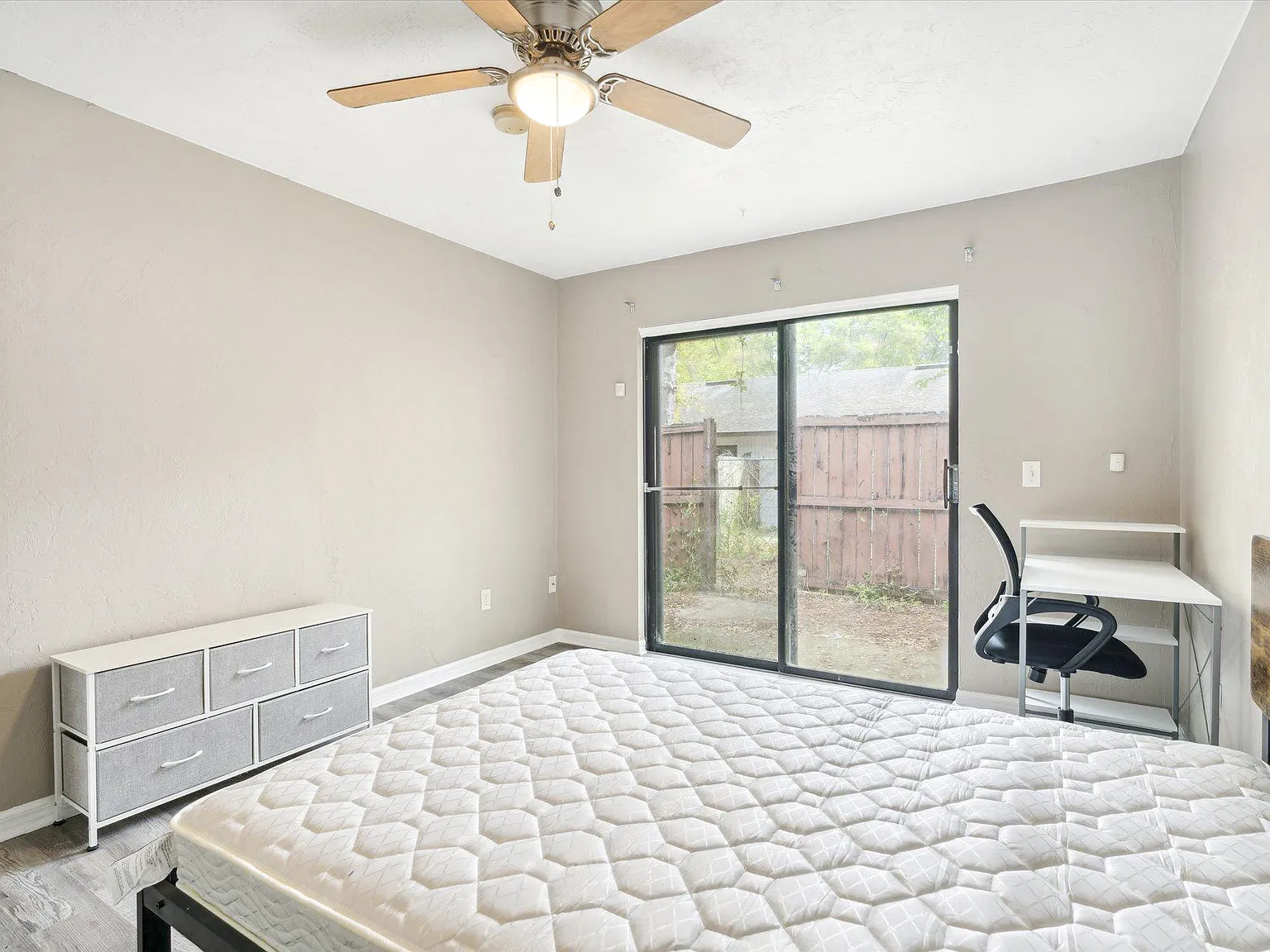 3 bed, 2.0 bath, 966 sqft, $1,027 — Photo 4