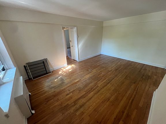 5th image of 14350 Barclay Ave APT 2B