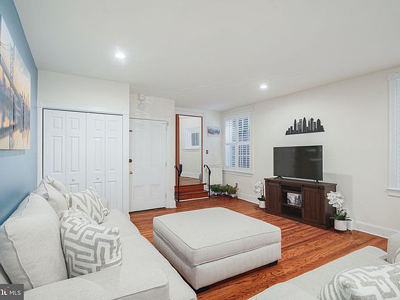 4th image of 1008-20 Spruce St #1010C