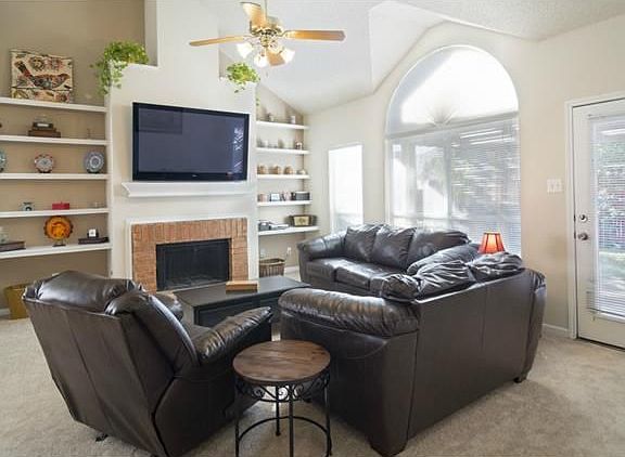 3rd image of 816 Parkview Cir