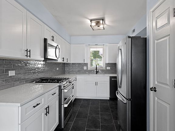 3rd image of 120 Hampton Ave