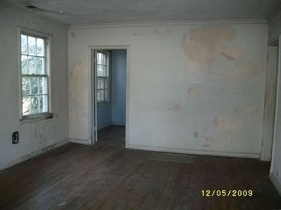 3rd image of 2757 Burns Ave