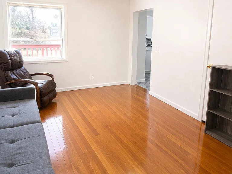 19 Lawrence Ave — Photo 7