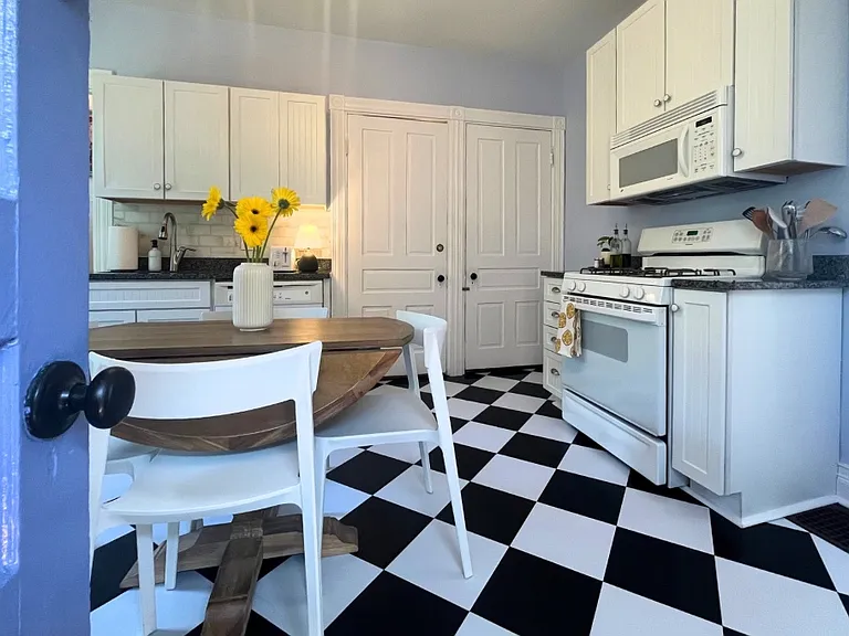 2124 Herrick Ave — Photo 1