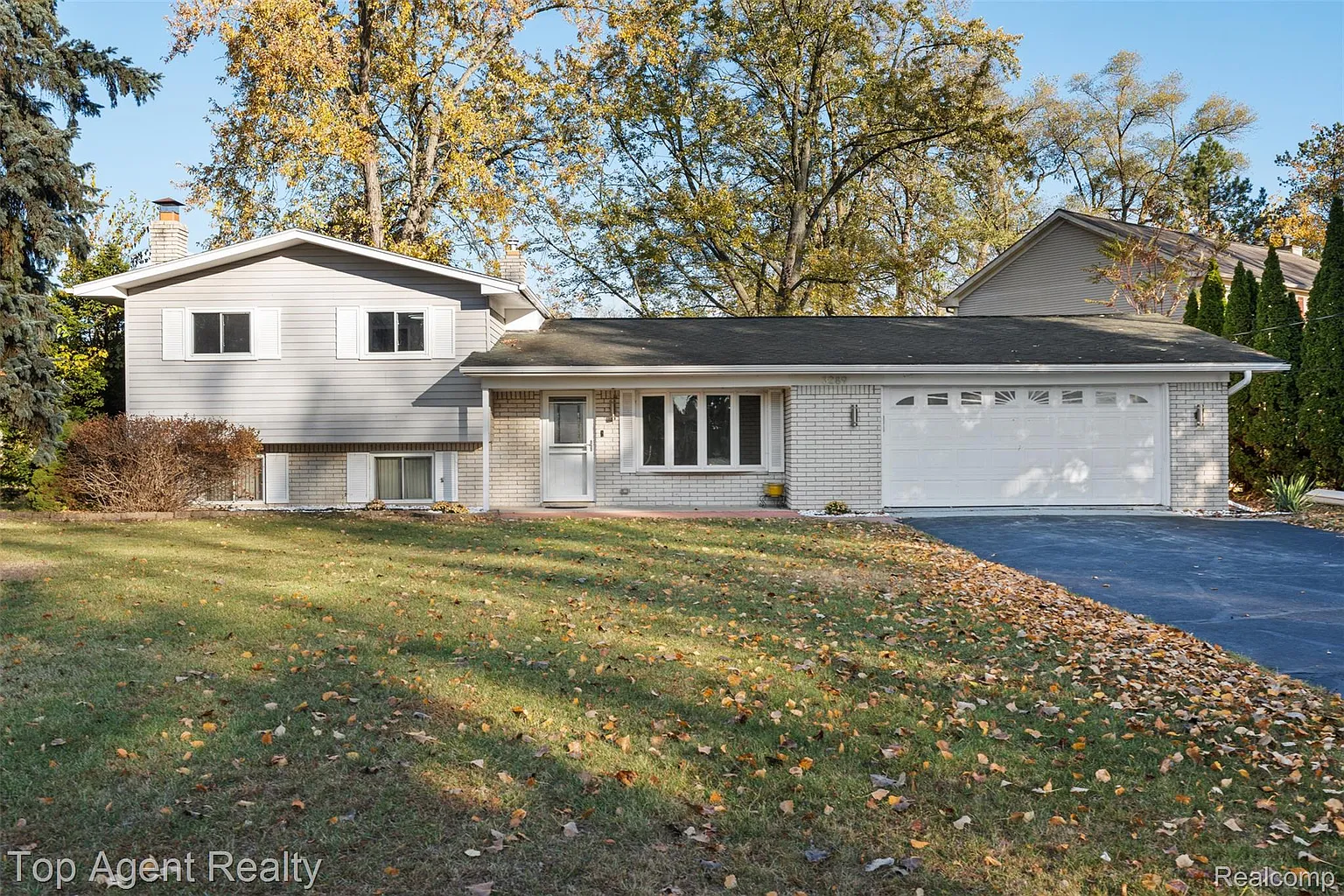 3289 Schoolhouse Dr photo 1