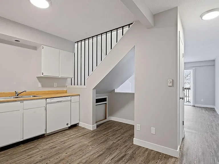 Riverside Apartment — Photo 32