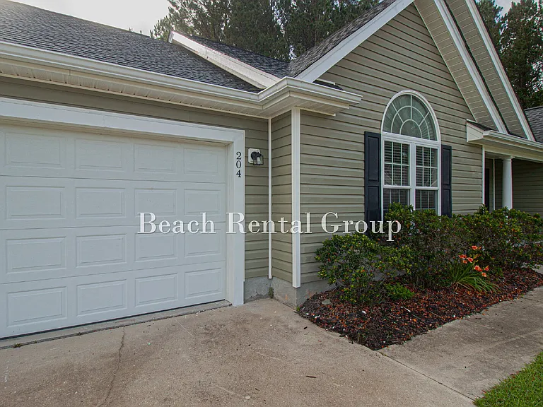 204 Macarthur Dr — Photo 2