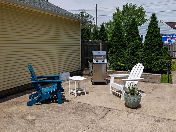 5th image of 202 E Iroquois St