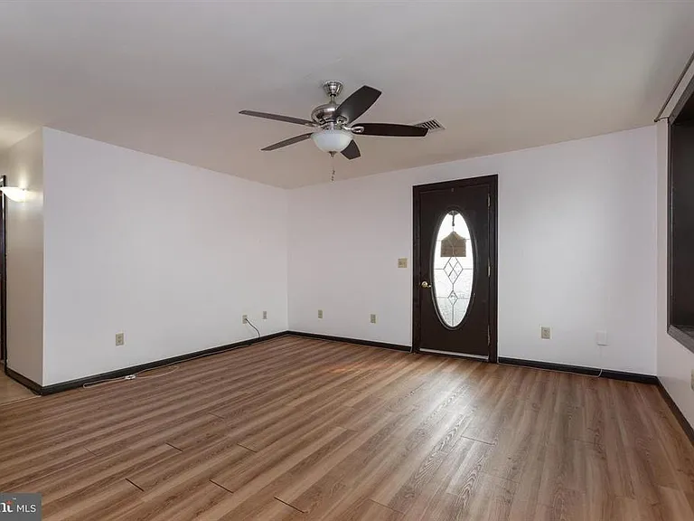 40 W Main St — Photo 17