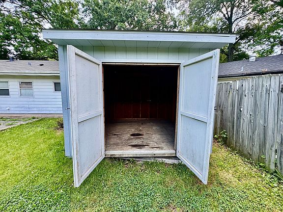 5th image of 11925 Bridgevale Ave