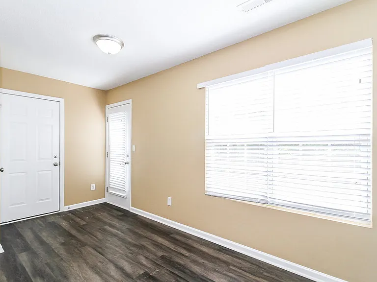 300 Creekview Dr — Photo 7