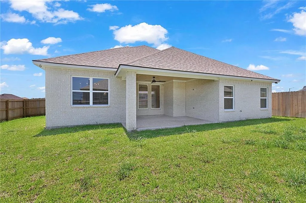 3 bed, 2276 sqft, $2,975 — Photo 3