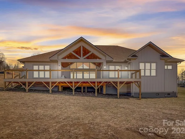 173 Maple Knoll Dr, Hendersonville, NC 28792