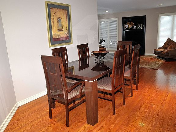 Breakfast area can extend into family room