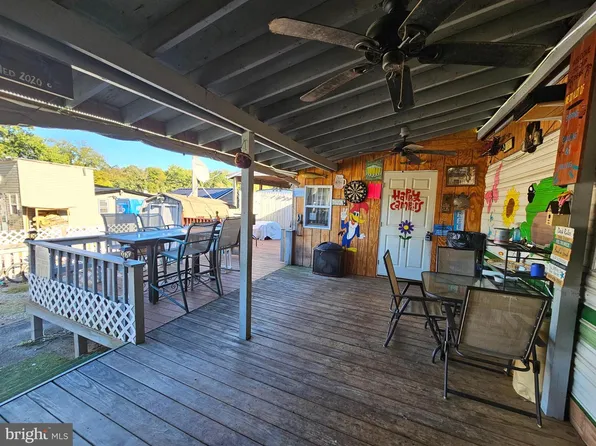 7 Poison Oaks, Falling Waters, WV 25419