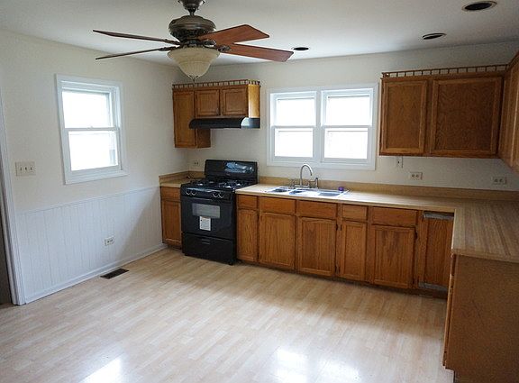 5th image of 126 N Oak St